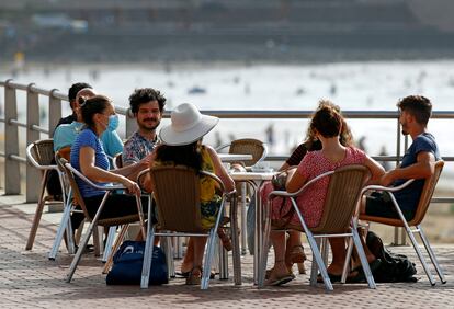 Terraza en la Playa de las Canteras a mediados de agosto