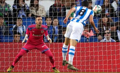 Merino anota el primer gol de la Real ante el Valencia.