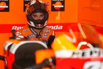 Dani Pedrosa, durante un descanso en la jornada de entrenamientos libres en el circuito de Jerez.