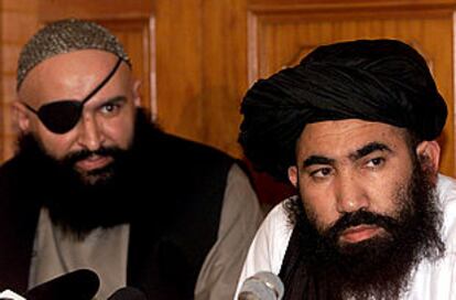 El embajador talibán (a la derecha), junto a su traductor, durante una conferencia de prensa celebrada en Islamabad.