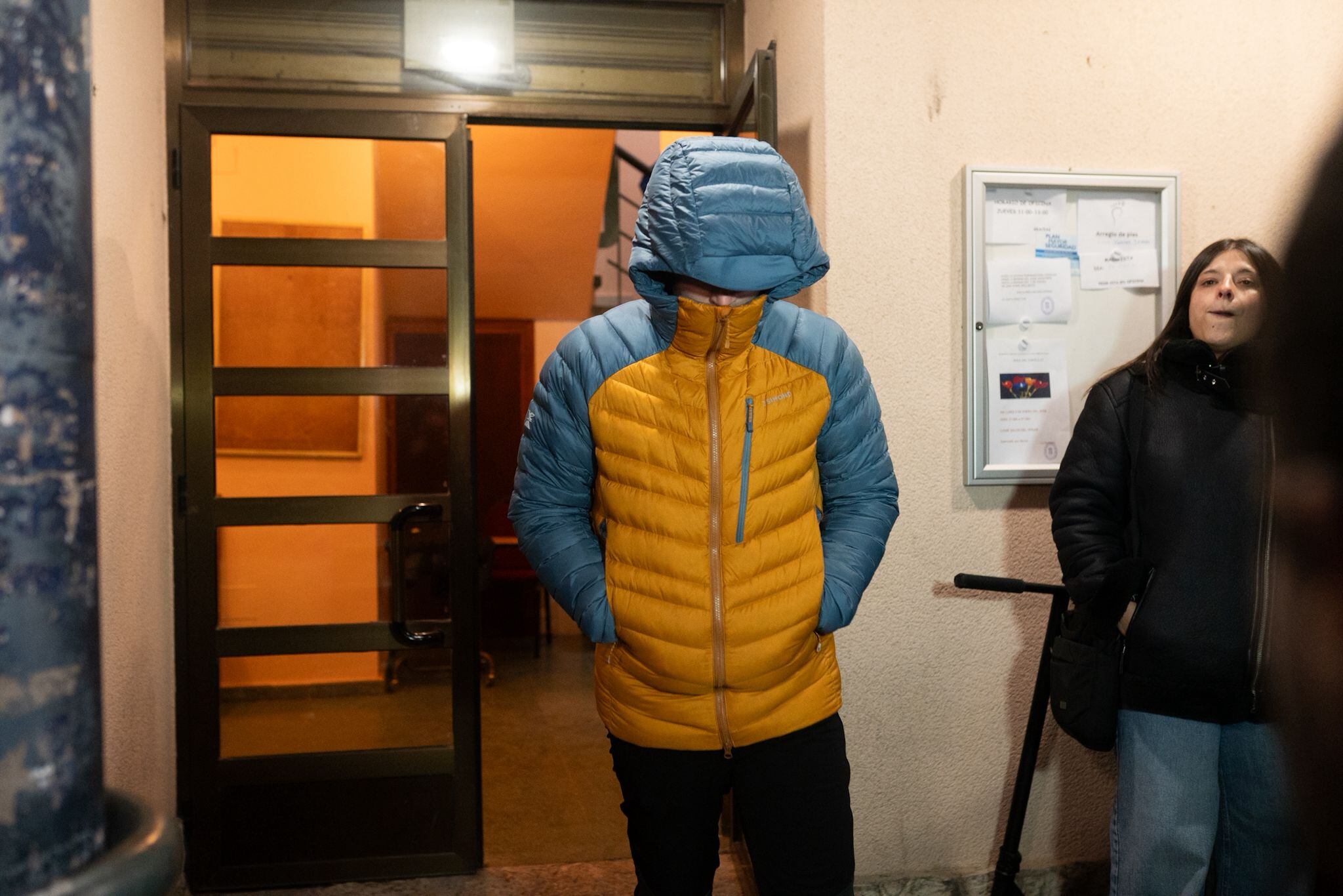 Uno de los vecinos afectados salen de la reunión de la Comisión de Fiestas, el viernes en Villamanín (León).