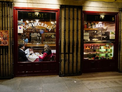 Gente en un bar en Madrid el pasado 15 de diciembre.