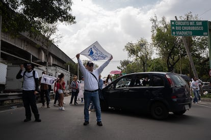 Tras conocer que los diputados de Morena y sus aliados sesionarían en el deportivo, manifestantes se trasladaron a esa ubicación. Durante la sesión se debatió la controvertida reforma judicial contra la que los trabajadores de la judicatura han protestado en los últimos meses.