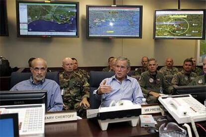 Bush (centro), durante la reunión que mantuvo en la mañana de ayer con su equipo en una base de Colorado.