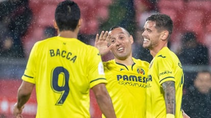 Santi Cazorla celebra con Carlos Bacca.