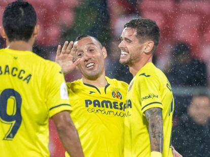 Santi Cazorla celebra con Carlos Bacca.