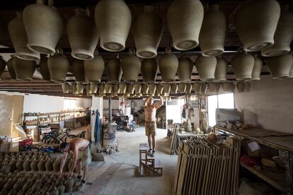 Los hermanos Montaño elaboran casi un centenar de piezas al día y unas 15.000 anuales en su taller de La Rambla.