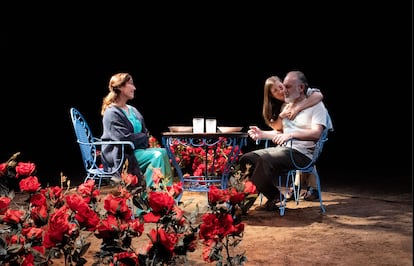 Verónica Forqué, Candela Salguero y Julio Vélez, en 'Las cosas que sé que son verdad'.