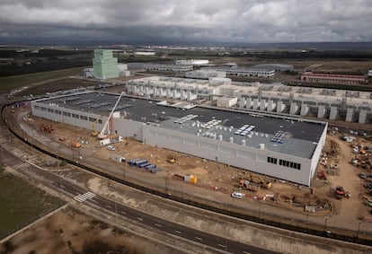 Exterior del centro de datos de Amazon Web Services en El Burgo de Ebro, en Aragón.