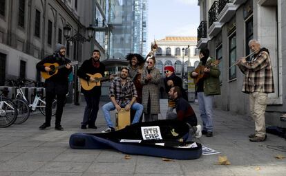 Grupo callejero de música 'Atacapaca' en la Plaza de Juan Goytisolo, Madrid.