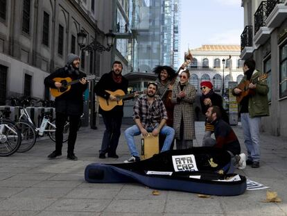 Grupo callejero de música 'Atacapaca' en la Plaza de Juan Goytisolo, Madrid.