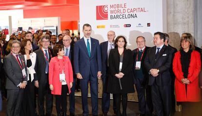 El Rey, John Hoffman y la alcaldesa Ada Colau durante la inauguraci&oacute;n del MWC 2018.