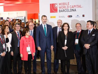 El Rey, John Hoffman y la alcaldesa Ada Colau durante la inauguraci&oacute;n del MWC 2018.