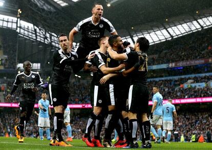 Huth, autor de dos goles al City, celebra uno de sus tantos con sus compa&ntilde;eros.