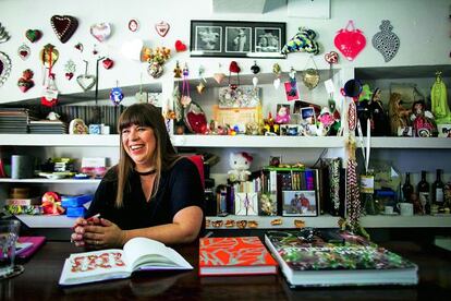 Joana Vasconcelos en el estudio de su taller.