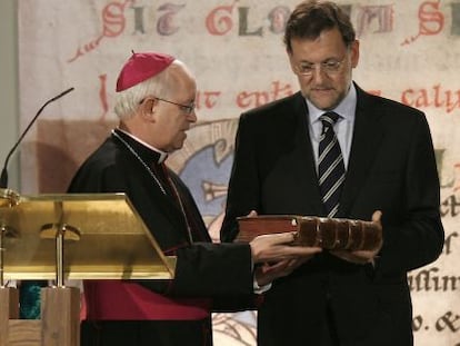 Rajoy devuelve el Códico al obispo de Santiago, en julio de 2012