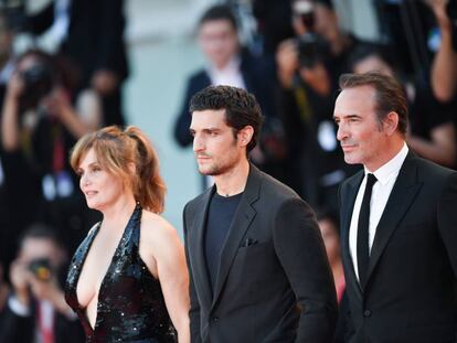 Desde la izquierda, Emmanuelle Seigner, Louis Garrel y Jean Dujardin, el viernes en Venecia.