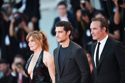 Desde la izquierda, Emmanuelle Seigner, Louis Garrel y Jean Dujardin, el viernes en Venecia.