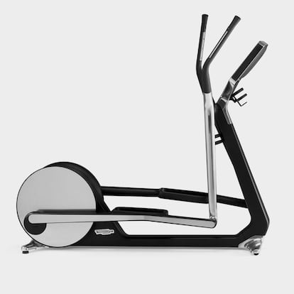 Technogym presenta Cross Personal para disfrutar de un entretenimiento personalizado. Con el diseño de Antonio Citterio, dispone de sonido envolvente. 
u Precio: 12.500 euros.