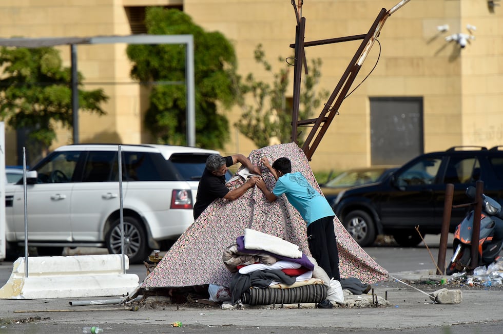 Personas desplazadas por los ataques militares israelíes en Líbano preparan una tienda de campaña improvisada en Beirut, este martes.