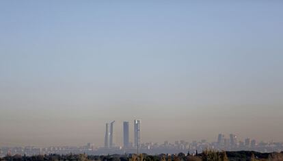 Polución en Madrid desde la M-40 a la altura del desvío a Ciudad de la Imagen, entre Pozuelo y Alcorcón.