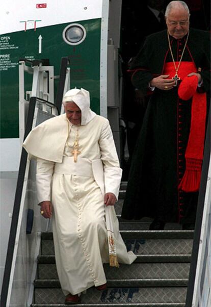 El Papa desciende del avión, seguido del cardenal Angelo Sodano. Benedicto XVI permanecerá cuatro días en Polonia. Es su segundo viaje oficial.