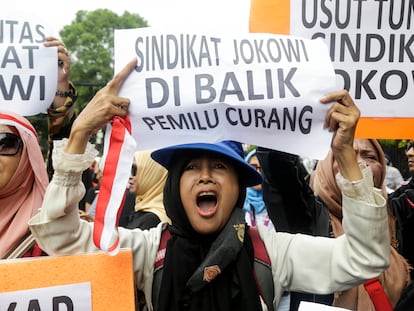 A supporter of Indonesian Presidential candidate Anis Baswedan and running mate Muhaimin Iskandar shouts slogans and holds a poster reading 'President Joko Widodo's syndicate is behind the fraudulent election' during a protest in front of the Election Commission Office in Jakarta, Indonesia, 16 February 2024.