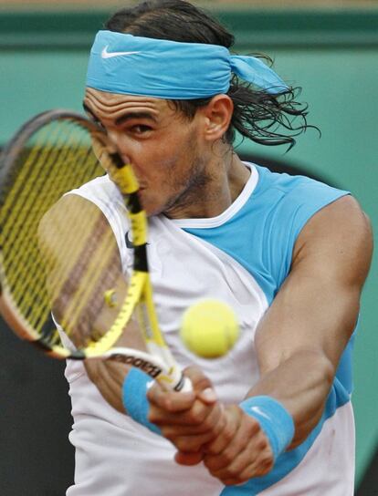 Rafael Nadal golpea la bola durante la final del torneo de Roland Garros 2007, en la que derrotó a Roger Federer. El tenista español venció por 6-3, 4-6, 6-3, 6-4 .