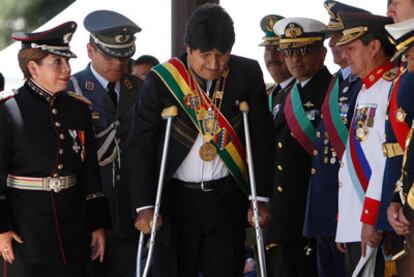 El presidente Evo Morales, con muletas, en un acto para celebrar los 200 años del Ejército boliviano.