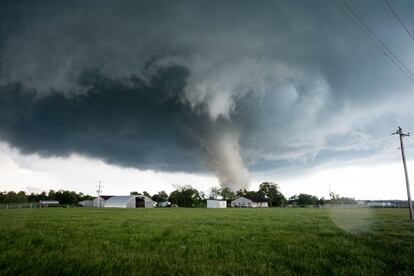 Um tornado se aproxima de uma zona residencial em Wynnewood, Oklahoma (EUA), em 9 de maio de 2016.