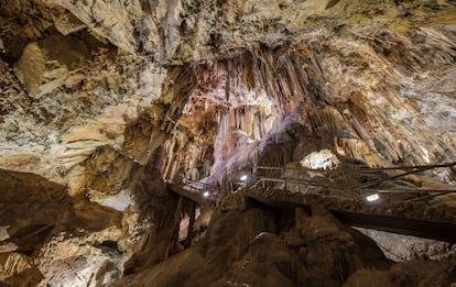 Estalactitas y estalagmitas en la cueva de Valporquero, en León.