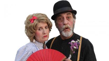 Los actores Itziar Lazcano y Ramón Barea, ataviados para interpretar a los personajes de 'Hoy, última función'.