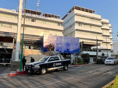 Policías acuden al Hospital Center Vista Hermosa, donde un grupo armado ingresó y ejecutó a un hombre que se encontraba en terapia intensiva, en Cuernavaca, Morelos, este 30 de abril.