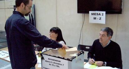 Un empleado de TV-3 vota en el referéndum para decidir las movilizaciones.
