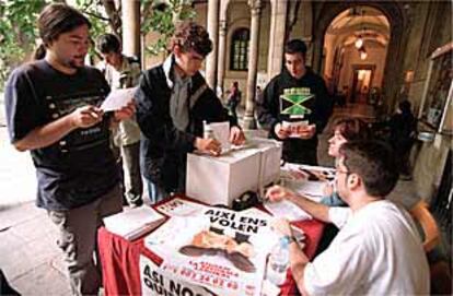 Votaciones en la consulta de UGT sobre la posible convocatoria de huelga en una mesa instalada en el claustro de la Universidad de Barcelona.