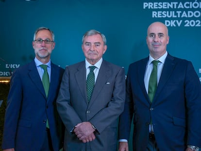 Javier cubría, director general financiero; Javier Vega de Seoane, presidente, y Fernando Campos, consejero delegado, durante el acto de presentación de resultados de la compañía del ejercicio 2023.