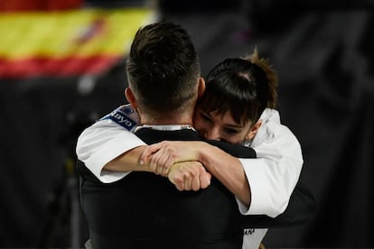 El abrazo de Sándra Sánchez a Jesús del Moral, seleccionadr y pareja de la española.