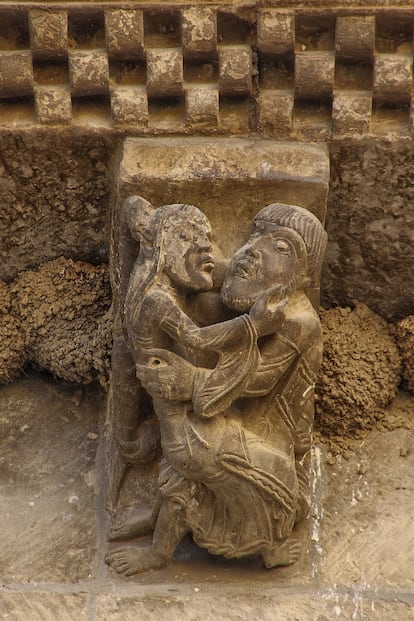 Canecillo de la iglesia de Santa Mara de Uncastillo (Zaragoza) con un clrigo en actitud de besarse con una mujer sentada a horcajadas en su regazo. 