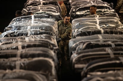 Militares estadounidenses preparan la ayuda humanitaria, en un lugar no desvelado del Comando Central, este viernes.