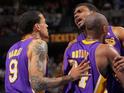 Kobe Bryant y Matt Barnes calman a Andrew Bynum