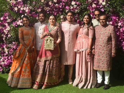 La familia Ambani en la boda de Akash con Shloka Mehta. De izquierda a derecha, Anant Ambani, Radhika Merchant, Nita Ambani, Akash Ambani, Mukesh Ambani y Esha Ambani Piramal, celebrada en marzo de 2019.