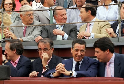 15 de mayo de 2006. S.M. el rey Juan Carlos asiste a una corrida de la feria de San Isidro, en la plaza de Las Ventas de Madrid. En la fila inferior, de derecha a izquierda, Ignacio González, vicepresidente primero de la Comunidad de Madrid, Eduardo Zaplana, portavoz del Partido Popular en el Congreso y Pedro Pérez, presidente de la Federación de Asociaciones de Productores Audiovisuales Españoles (FAPAE).