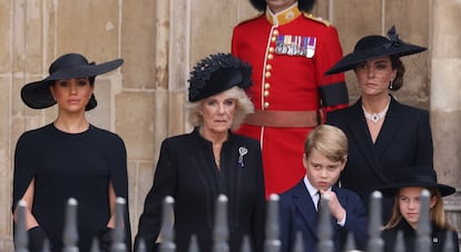 De izquierda a derecha, la duquesa de Sussex, Meghan Markle, la reina consorte Camila, la princesa de Gales, Kate Middleton y, en primer término, el príncipe Jorge y la princesa Carlota, durante el funeral de la reina Isabel II en Londres.