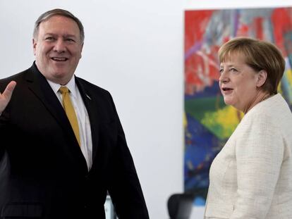 Mike Pompeo ao lado de Angela Merkel.