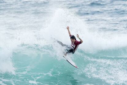 El surfista japonés Hiroto Arai participa en el Ballito Pro de Sudáfrica.