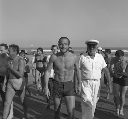 Paul Newman tras un baño en el Lido de Venecia en 1963.