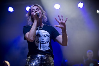 SLEEPER. Tras el final del grupo, Louise Wener se reinventó como novelista. Ha escrito cuatro libros de narrativa, además de su autobiografía y un drama radiofónico para la BBC 4, 'Queens Of Noise', que narra la historia de un grupo 'indie' ficticio. En 2017 reformó Sleeper para hacer varios conciertos, la banda grabó un nuevo álbum en 2021 y sigue en activo. En la imagen, Wener en un concierto de Sleeper en la O2 Academy Bournemouth en 2021.