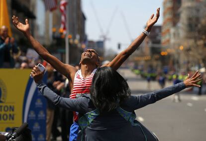 El estadounidense Meb Keflezighi celebra la victoria al cruzar la línea de meta como ganador masculino del 118 maraton de Boston.