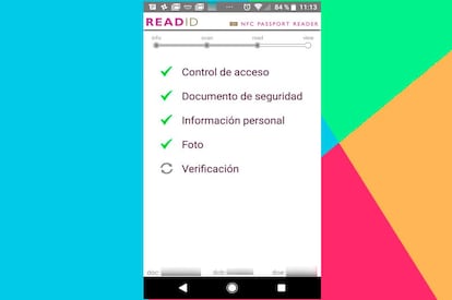 Como nos indica la app, debemos pegar la portada de nuestro Pasaporte, sobre todo la zona inferior de esta, a la parte trasera del teléfono. Será entonces cuando este comience a leer todos los datos almacenados en el chip de nuestro Pasaporte. Un proceso que dura unos segundos, y durante el que no debemos retirar el smartphone del Pasaporte.