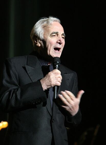 El presidente de Armenia, Serge Sargsián, concedió por decreto la ciudadanía armenia al cantante, compositor y actor francés de origen armenio Charles Aznavour en un decreto firmado el el jueves. Aznavour, de 84 años, nacido en París, de padres armenios, galardonado con el título de Héroe Nacional de Armenia, es uno de los artistas franceses más populares. A lo largo de su extensa carrera ha vendido más de cien millones de discos. En 2005 el artista francés, cuyo nombre lleva una céntrica plaza de Eriván, fue condecorado con la Orden de la Patria, la mayor distinción que concede el Estado armenio.